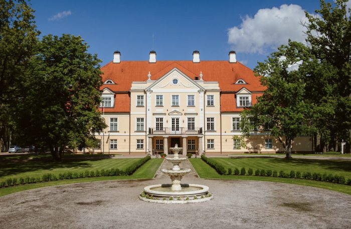 Manor and castle tour in Gauja National Park